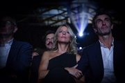 <span style='display:inline-block; background-color:#DF071E; width: 100%;padding:5px;'>Karin Viard et Manuel Herrero</span>