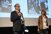 <span style='display:inline-block; background-color:#DF071E; width: 100%;padding:5px;'>Guillaume Roitfeld et Clara Laurent, autrice de Danielle Darrieux, une femme moderne (Nouveau Monde)</span>
