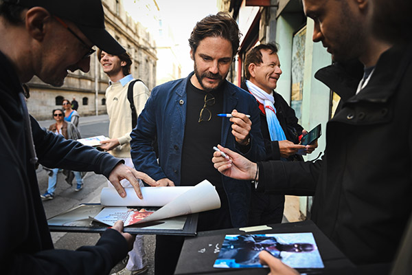 <span style='display:inline-block; background-color:#DF071E; width: 100%;padding:5px;'>Daniel Brühl</span>