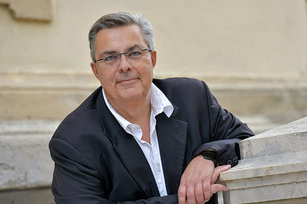 <span style='display:inline-block; background-color:#DF071E; width: 100%;padding:5px;'>Frédéric Maire, Cinémathèque suisse</span>