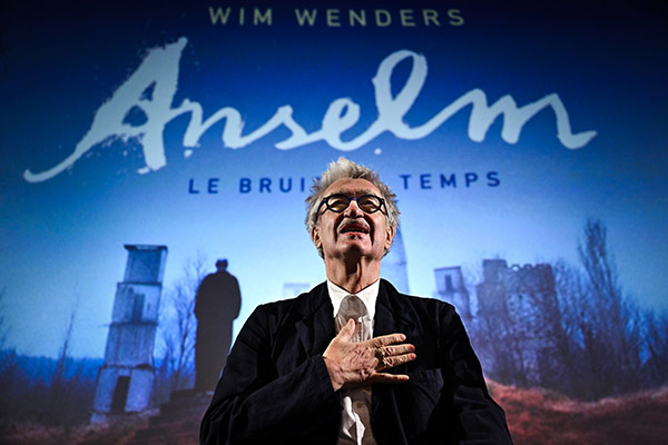 <span style='display:inline-block; background-color:#DF071E; width: 100%;padding:5px;'>Wim Wenders</span>