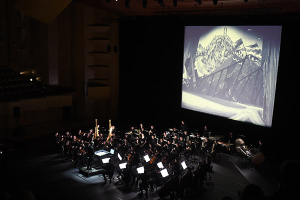 <span style='display:inline-block; background-color:#DF071E; width: 100%;padding:5px;'>CINÉ-CONCERT Le Cabinet du docteur Caligari</span>