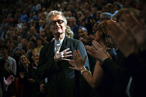 <span style='display:inline-block; background-color:#DF071E; width: 100%;padding:5px;'>Wim Wenders</span>