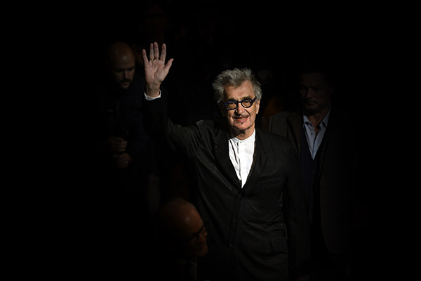 <span style='display:inline-block; background-color:#DF071E; width: 100%;padding:5px;'>Wim Wenders</span>