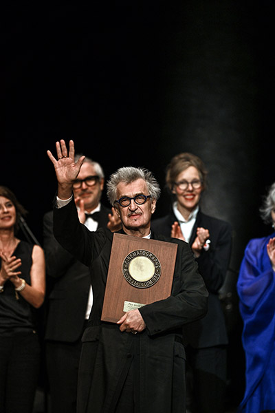 <span style='display:inline-block; background-color:#DF071E; width: 100%;padding:5px;'>Wim Wenders</span>