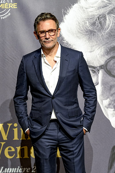 <span style='display:inline-block; background-color:#DF071E; width: 100%;padding:5px;'>Michel Hazanavicius</span>