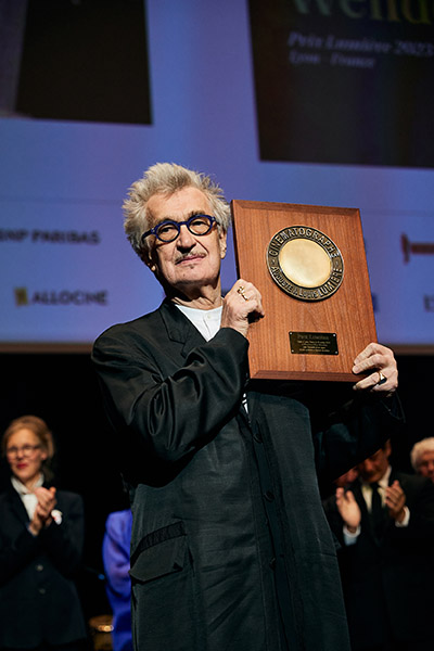 <span style='display:inline-block; background-color:#DF071E; width: 100%;padding:5px;'>Win Wenders, Prix Lumière 2023</span>